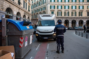 Genova, piazza Colombo - flash mob legambiente per pedonalizzazi