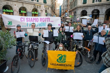 Genova, piazza Colombo - flash mob legambiente per pedonalizzazi