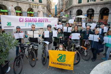 Genova, piazza Colombo - flash mob legambiente per pedonalizzazi