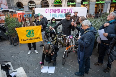 Genova, piazza Colombo - flash mob legambiente per pedonalizzazi