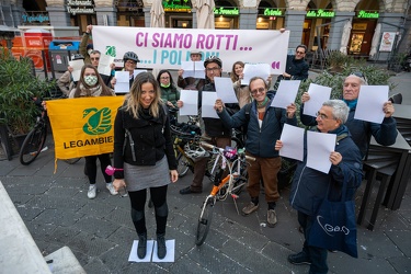 Genova, piazza Colombo - flash mob legambiente per pedonalizzazi