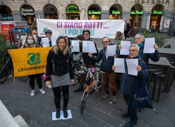 Genova, piazza Colombo - flash mob legambiente per pedonalizzazi