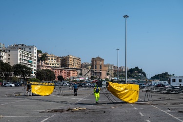 Genova, piazzale Kennedy - arrivo circo nel parcheggio