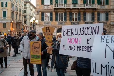 Genova, prefettua - presidio lista Sansa contro Berlusconi presi