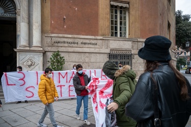 Genova, prefettura - presidio di una decina di studenti per esam