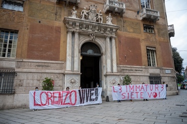 Genova, prefettura - presidio di una decina di studenti per esam