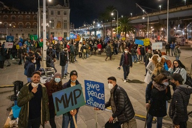 Genova, piazza Caricamento - flash mob per pace in Ucraina comun