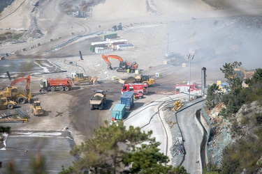 Genova, discarica scarpino - incendio, intervento vvff e persona