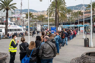 Genova, porto antico - turisti coda acquario