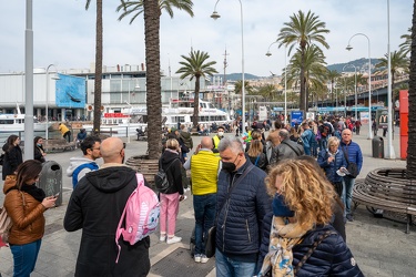 Genova, porto antico - turisti coda acquario