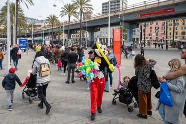 Genova, porto antico - turisti coda acquario