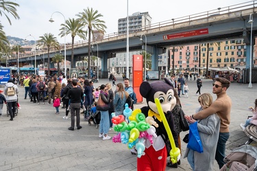 Genova, porto antico - turisti coda acquario