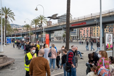 Genova, porto antico - turisti coda acquario