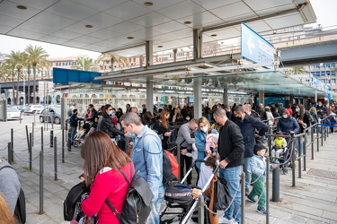 Genova, porto antico - turisti coda acquario