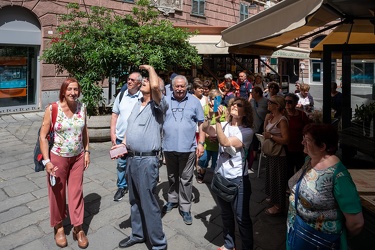 Genova, centro - turisti per le vie, nonostante il caldo