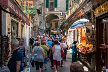 Genova, centro - turisti per le vie, nonostante il caldo