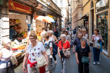 Genova, centro - turisti per le vie, nonostante il caldo