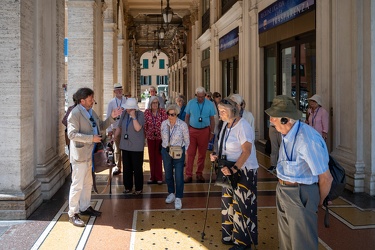 Genova, centro - turisti per le vie, nonostante il caldo