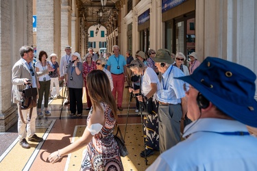 Genova, centro - turisti per le vie, nonostante il caldo