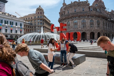 Genova, centro - turisti per le vie, nonostante il caldo