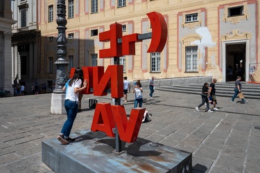 Genova, centro - turisti per le vie, nonostante il caldo