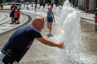 Genova, centro - turisti per le vie, nonostante il caldo