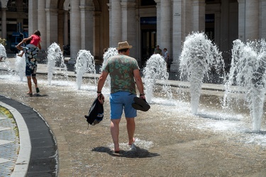 Genova, centro - turisti per le vie, nonostante il caldo