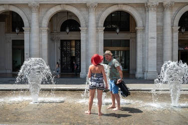 Genova, centro - turisti per le vie, nonostante il caldo