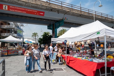 Genova, centro - turisti per le vie, nonostante il caldo