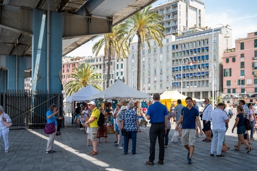 Genova, centro - turisti per le vie, nonostante il caldo