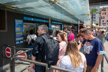 Genova, centro - turisti per le vie, nonostante il caldo