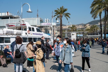 Genova, porto antico - torna coda turisti per acquario nel weeke