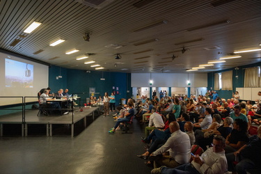 Genova, centro civico Buranello - assemblea sul tema della funiv