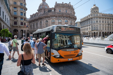 Genova, metropolitana chiusa, navette autobus sostitutive