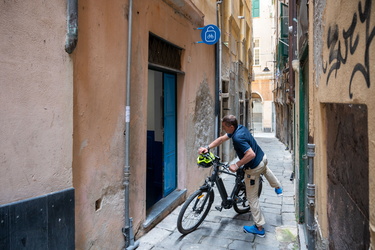 Genova, centro storico - apertura bassi per deposito biciclette