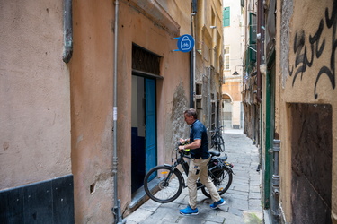 Genova, centro storico - apertura bassi per deposito biciclette