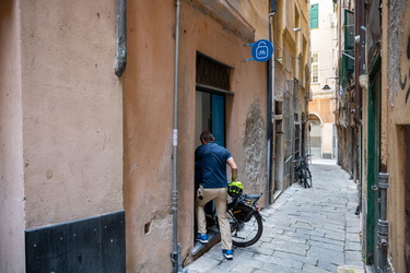 Genova, centro storico - apertura bassi per deposito biciclette