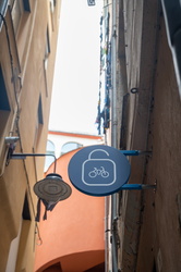Genova, centro storico - apertura bassi per deposito biciclette