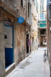 Genova, centro storico - apertura bassi per deposito biciclette