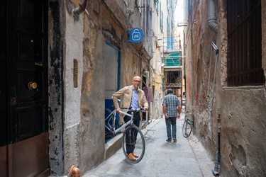 Genova, centro storico - apertura bassi per deposito biciclette
