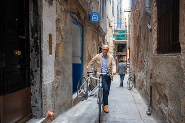 Genova, centro storico - apertura bassi per deposito biciclette