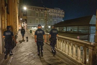 Genova, controlli polizia nella notte - centro storico