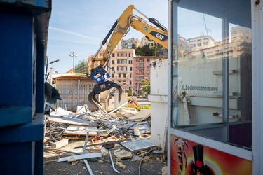 Genova, piazzale Kennedy - demolizioni costruzioni abusive in pr
