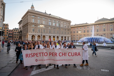 Genova, centro - manifestazione fiaccolata sicurezza operatori s