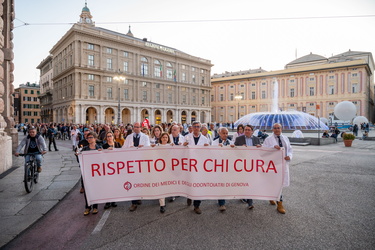 Genova, centro - manifestazione fiaccolata sicurezza operatori s