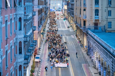 Genova, centro - manifestazione fiaccolata sicurezza operatori s