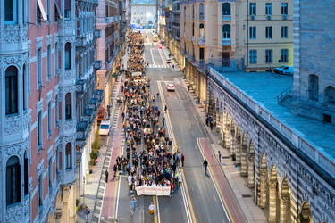 Genova, centro - manifestazione fiaccolata sicurezza operatori s
