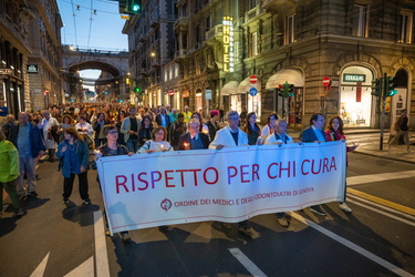 Genova, centro - manifestazione fiaccolata sicurezza operatori s