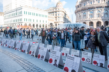 Genova, piazza De Ferrari - flash mob comunita' iraniana