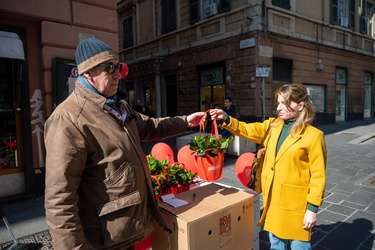 Genova, distribuzione gardenie per supporto ricerca sclerosi mul